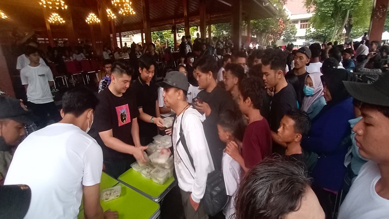 Keseruan Chef Arnold Masak Gulai Ayam Porsi Besar di Balai Kota Solo