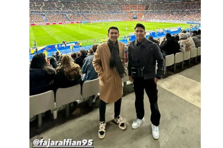 Aksi Kocak Fajar Alfian Jalan-jalan Bareng Marselino di Arc de Triomphe Prancis: Kediri Bro!