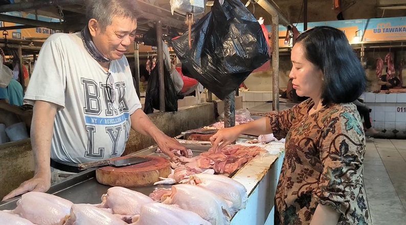 Permintaan Tinggi, Harga Daging Ayam di Pasar Senen Capai Rp45.000 per Kg