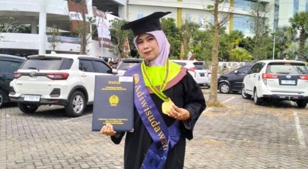 Kisah Inspiratif Tuwuh yang Lulus S2 dengan IPK Sempurna sembari Jadi Kepala Sekolah