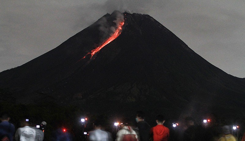 Gunung Merapi Muntahkan 7 Kali Guguran Lava Pijar Sejauh 1,8 Kilometer Sepanjang Pagi Ini
