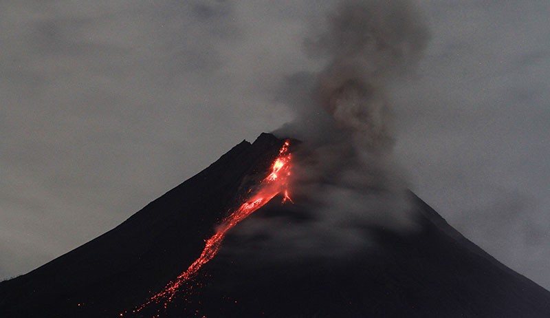 Gunung Merapi Muntahkan Lava Pijar 7 Kali Sejauh 1,2 Kilometer Pagi ini