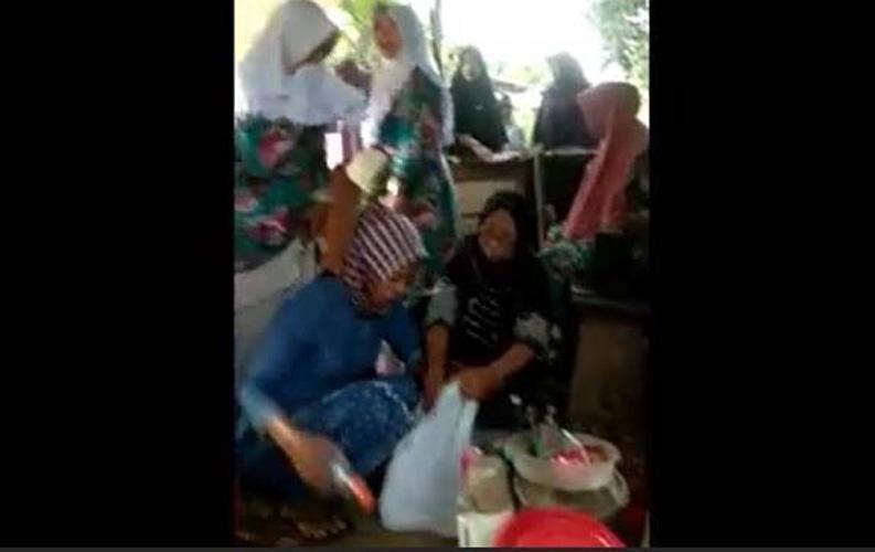  Puluhan Emak-emak Jemaah Pengajian Gerebek Warung Pedagang Miras di Jepara