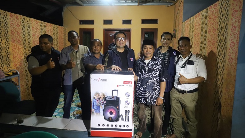 Aksi Nyata, Partai Perindo Bagikan Pengeras Suara Wireless ke Warga Petukangan Utara