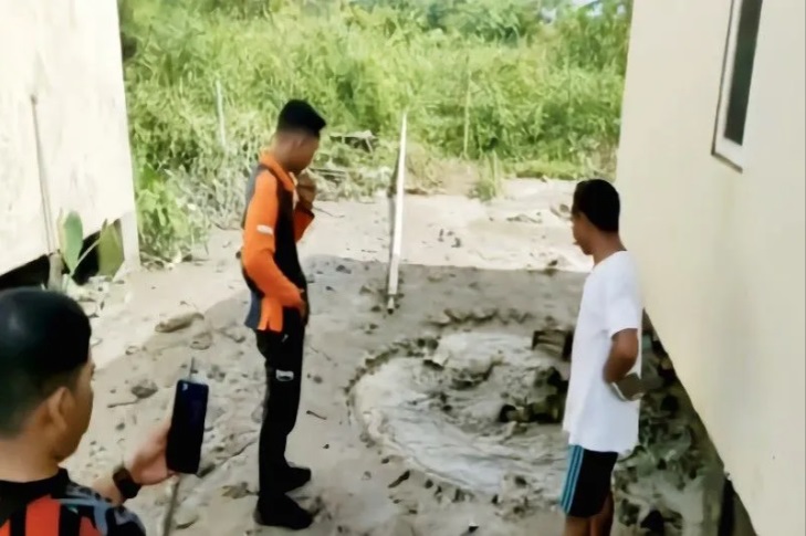 Semburan Lumpur Gegerkan Warga Kapuas Kalteng