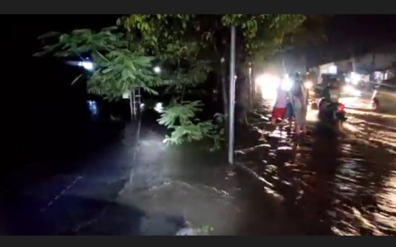 Motor Mogok di Tengah Banjir, 2 Anak Hilang Terseret Arus di Kediri