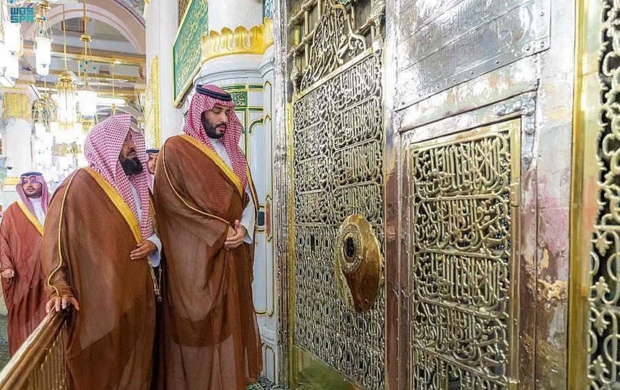 Pangeran MBS Ziarah ke Makam Rasulullah