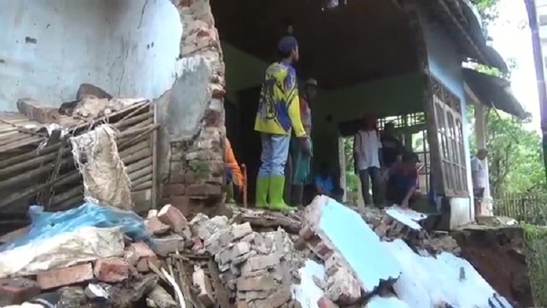 Sumedang Dilanda Hujan Deras, Dinding Rumah Ambruk dan Tebing Sekolah Longsor