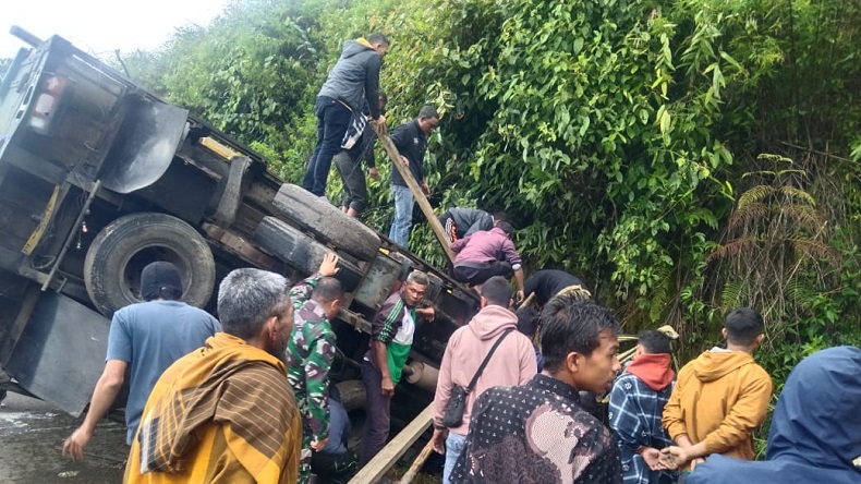 Kecelakaan di Aceh Tengah, Truk Muatan Getah Pinus Terguling Tewaskan Sopir