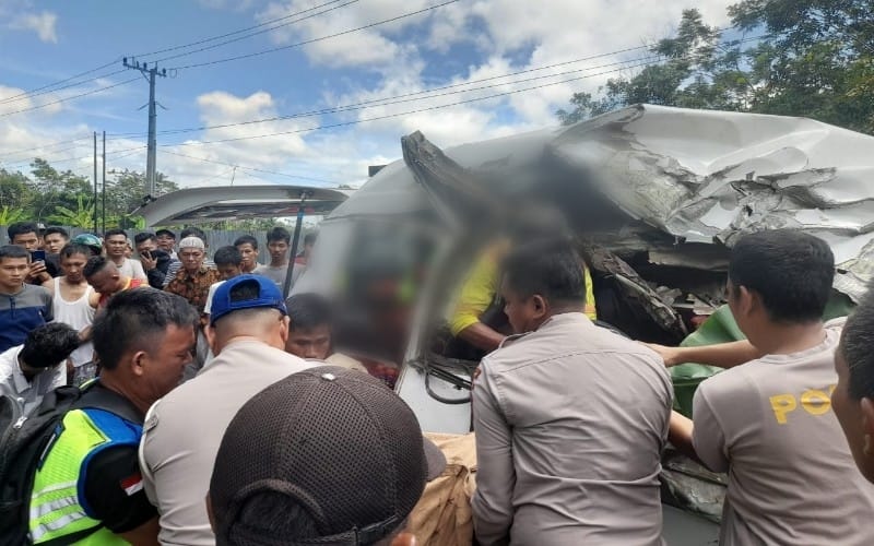 Kecelakaan Travel Vs Truk di Jalinsum, 4 Penumpang Tewas di Tempat 