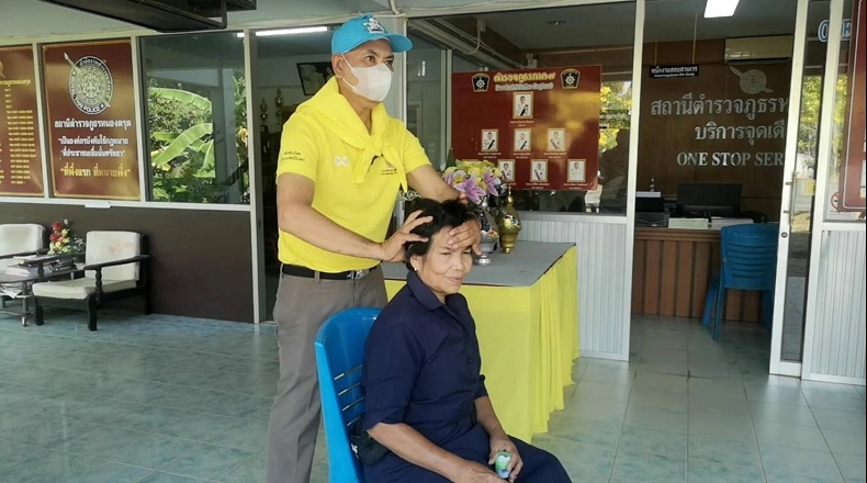 Wah, Polisi Ini Beri Pijat Gratis pada Masyarakat yang Datang Melapor ke Kantor