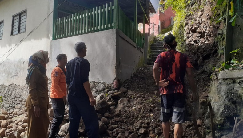 Tembok Setinggi 3 Meter di Bogor Ambruk, Akses Jalan Warga Sempat Tertutup