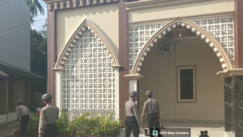 Bakti Ramadhan, Personel Polda Gorontalo Bersih-bersih Masjid sambil Patroli