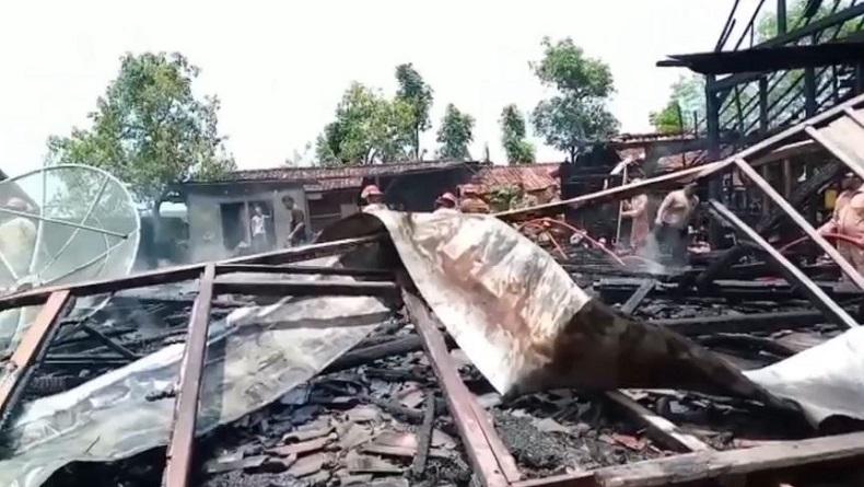 Diduga Korsleting Listrik, 2 Rumah di Blora Ludes Terbakar