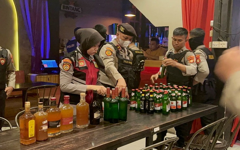 Polisi Tutup Paksa 3 Kafe dan Amankan Perempuan Pemandu Karaoke di Palembang 