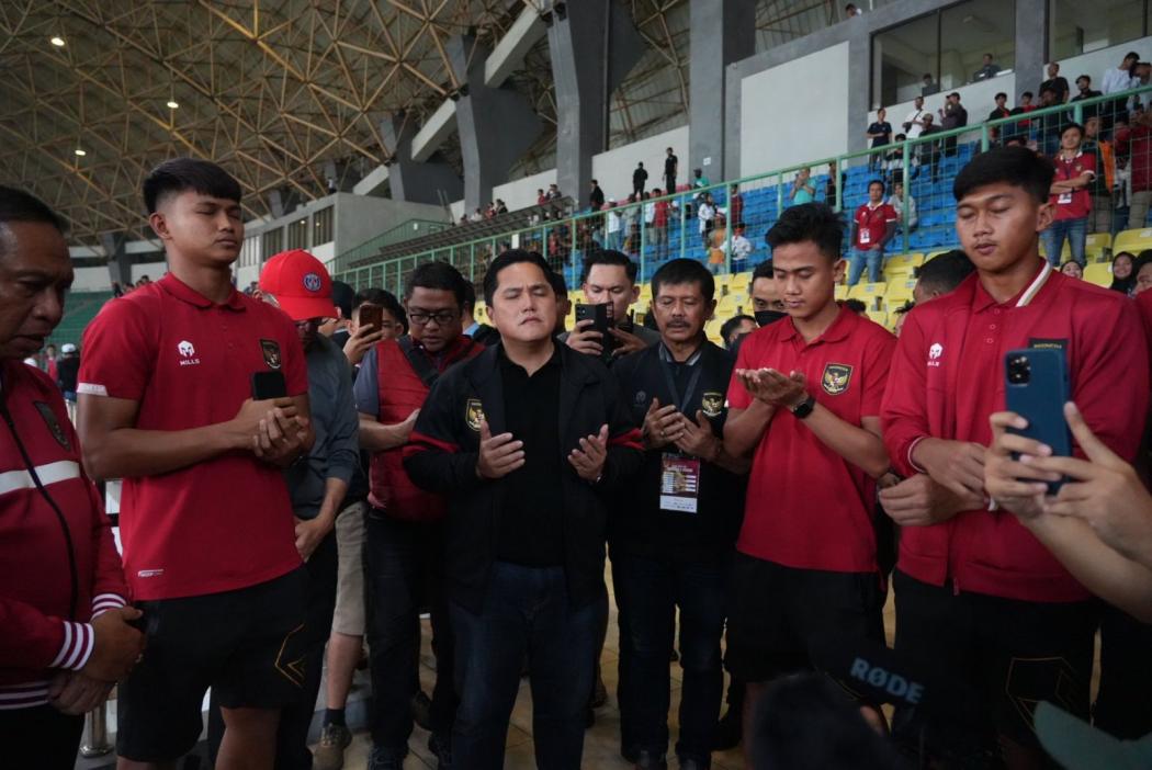 Momen Haru Erick Thohir Peluk Pemain Timnas U-20 sebelum Temui Petinggi FIFA
