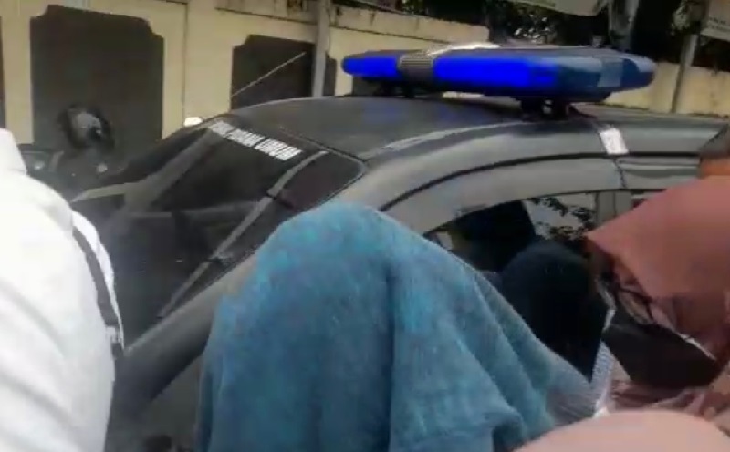 Penampakan AG Pacar Mario Tiba di PN Jaksel, Kepala Ditutupi Sweater