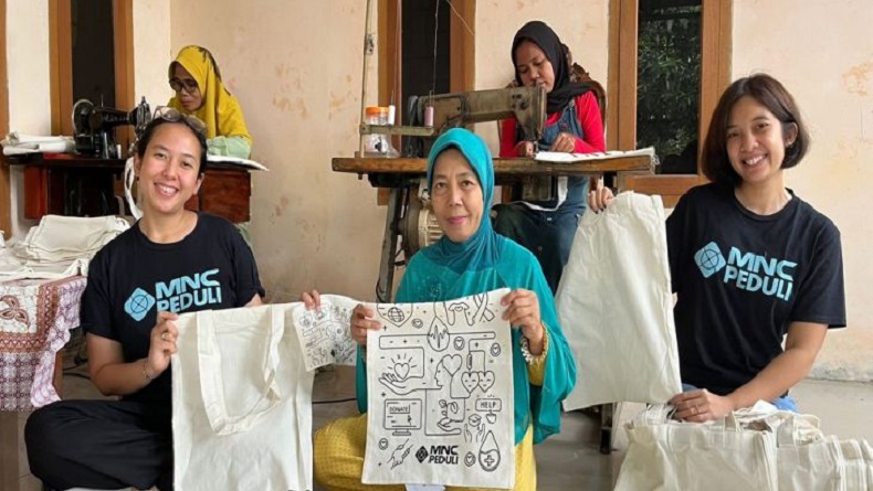 Ibu-ibu PKK di Muara Gembong Hasilkan Produk UMKM Rumahan Berkat MNC Peduli