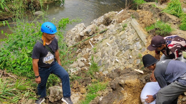 Longsor Rusak Jalan Desa di Rongga KBB, Aktivitas Ribuan Warga 3 Dusun Terganggu