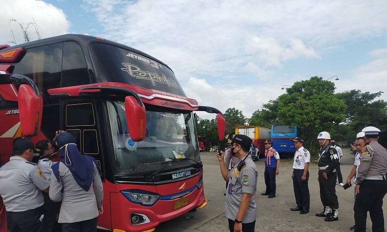 Gelar Ramp Check di Pool Bus Bogor, Aparat Gabungan Temukan 2 Unit Bus Tidak Laik Jalan