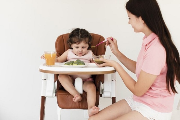 Pilihan Makanan Bayi,  Cari yang Bernutrisi ya Moms!