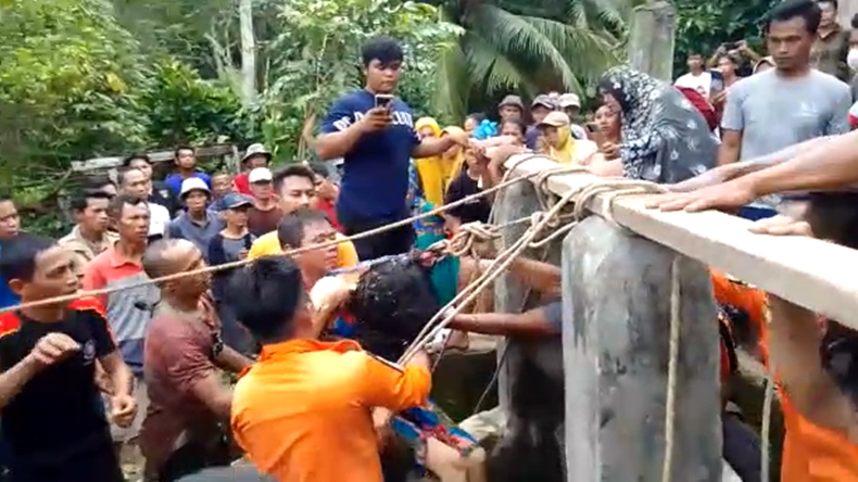 Way Kanan Geger! Perempuan Jatuh ke Sumur Sedalam 20 Meter, Evakuasi Dramatis
