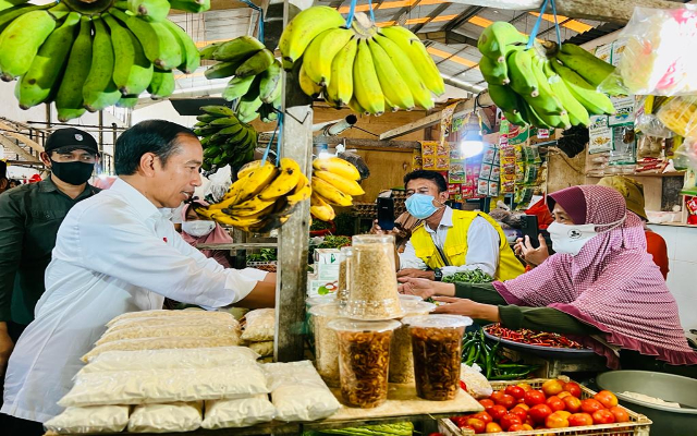 Jokowi Bagi-bagi Bansos, Cek Harga Bahan Pokok hingga Beli Produk UMKM di Pasar Malindungi 