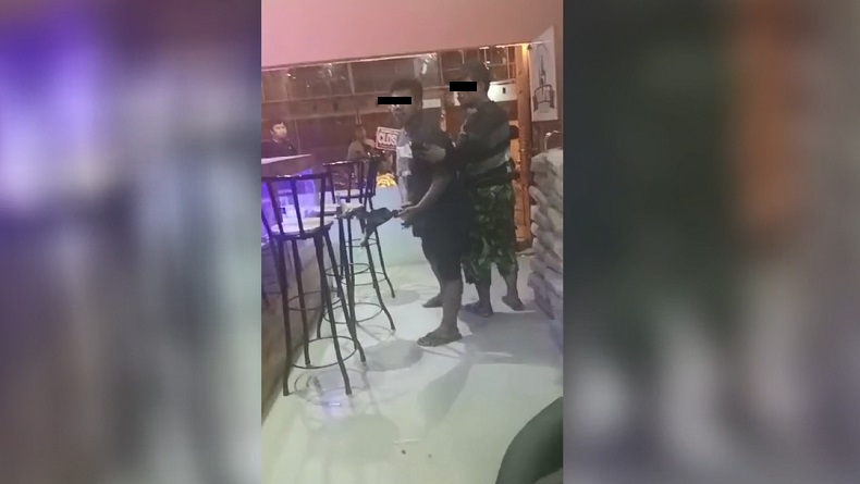 Diduga Gegara Pengunjung Tak Mau Bayar Parkir, Jukir Ini Acungkan Sajam lalu Rusak CCTV Toko