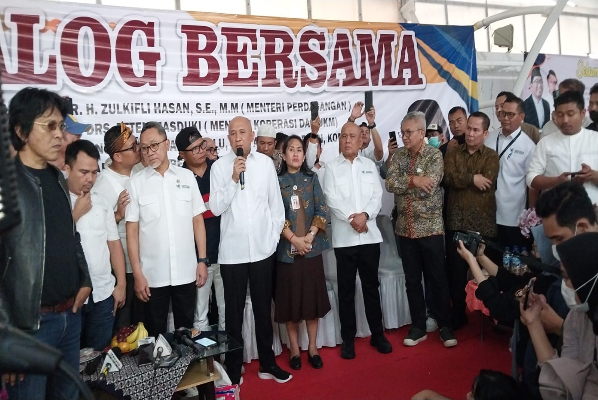 Menkop Teten ke Pedagang Pakaian Bekas Impor: Kalau Mau Buka Konveksi, Kita Siapkan