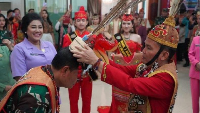 Kunjungan ke Kalteng, Panglima TNI Dianugerahi Gelar Kehormatan Adat Dayak