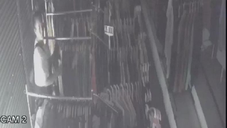Terekam CCTV, Emak-emak di Purwakarta Nekat Curi Baju saat Pemilik Toko Lengah