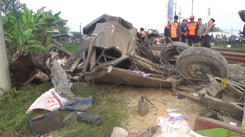 Kecelakaan di Jombang, Truk Gandeng Hancur Tertabrak Kereta Turangga