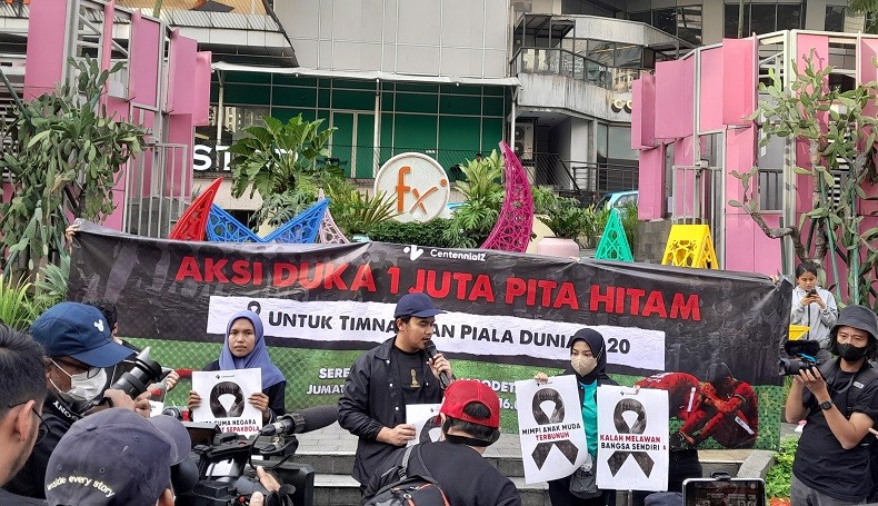 Berduka Indonesia Batal Jadi Tuan Rumah Piala Dunia U-20, Komunitas Milenial Bagi-bagi Pita Hitam