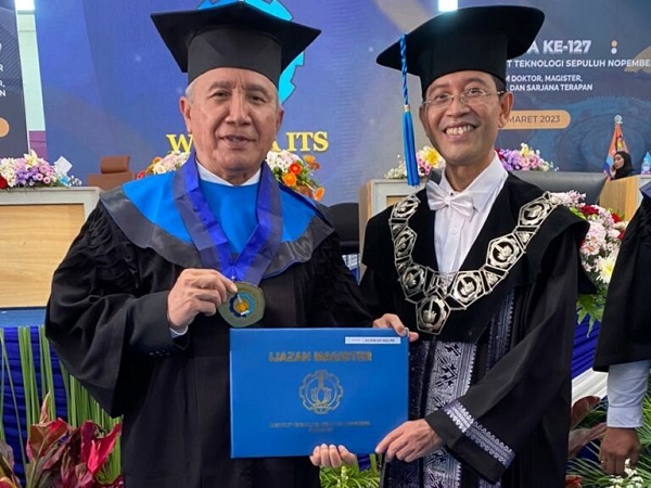 Kisah Wisudawan Tertua di ITS, Usianya Nyaris 70 Tahun!