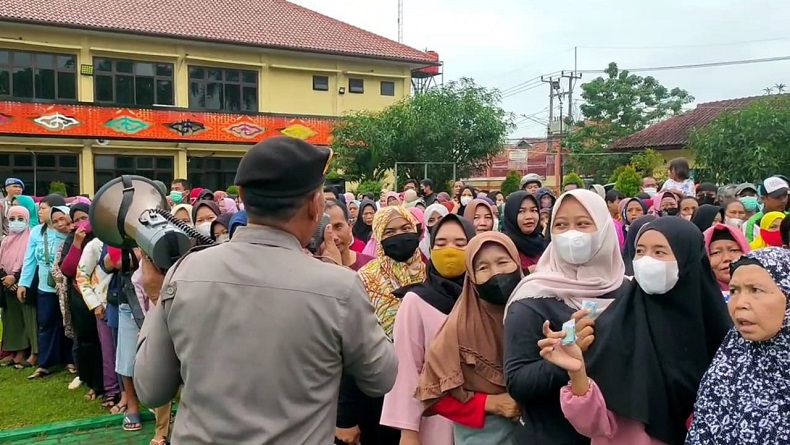 Ratusan Emak-Emak Serbu Bazar Murah Polresta Cirebon, Banyak yang Tidak Dapat