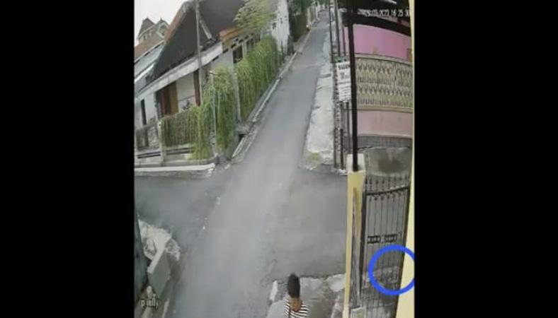 Viral Pemuda Grobogan Curi Takjil yang Tergantung di Pagar Rumah Terekam Kamera CCTV