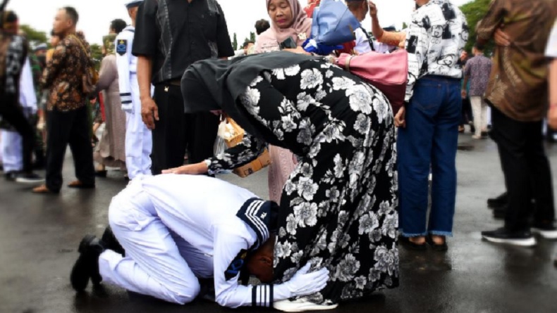Pelantikan 936 Tamtama TNI AL Diwarnai Suasana Haru dan Sujud Syukur di Hadapan Orang Tua