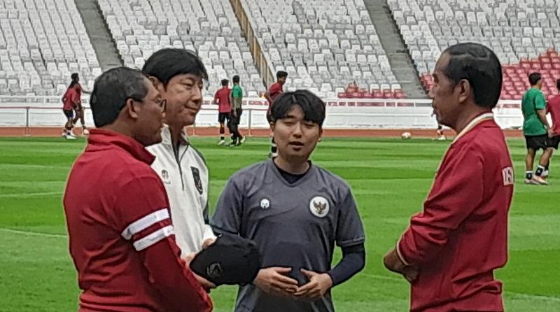 Jokowi Pantau Latihan Timnas Indonesia, Ngobrol dengan Shin Tae-yong