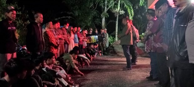 Puluhan Pelajar Diduga Akan Perang Sarung Dihukum Sujud di Kaki Orang Tua