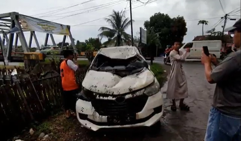 Diduga Sopir Mengantuk, Minibus Tabrak Pohon dan Rambu Jalan lalu Masuk ke Saluran Air