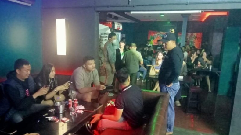 Buka hingga Malam di Bulan Ramadhan, Kafe di Bandarlampung Disegel Polisi
