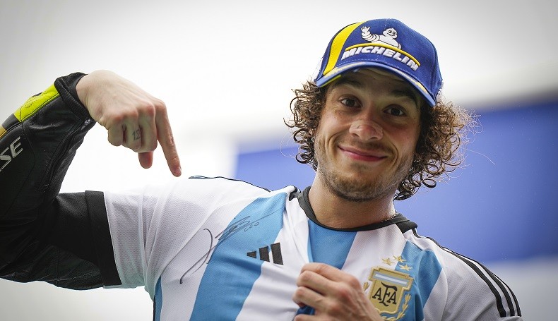 Tiru Valentino Rossi, Marco Bezzecchi Pakai Jersey Timnas Argentina di Puncak Podium