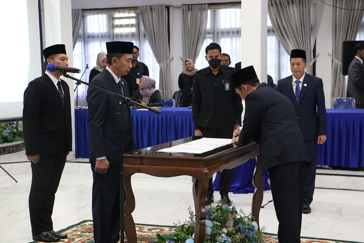 Bupati Nadalsyah Lantik 132 Pejabat di Lingkup Pemkab Barito Utara