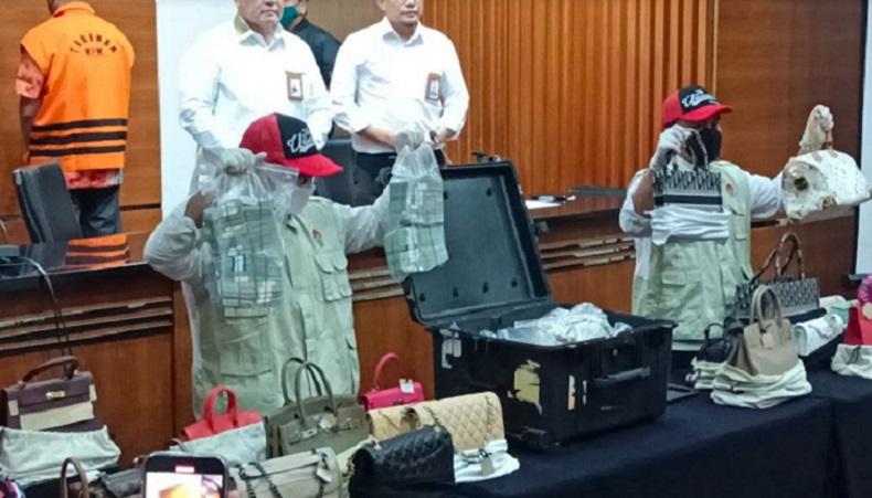 KPK Pajang Aset Rafael Alun, Tas Mewah hingga Mata Uang Asing