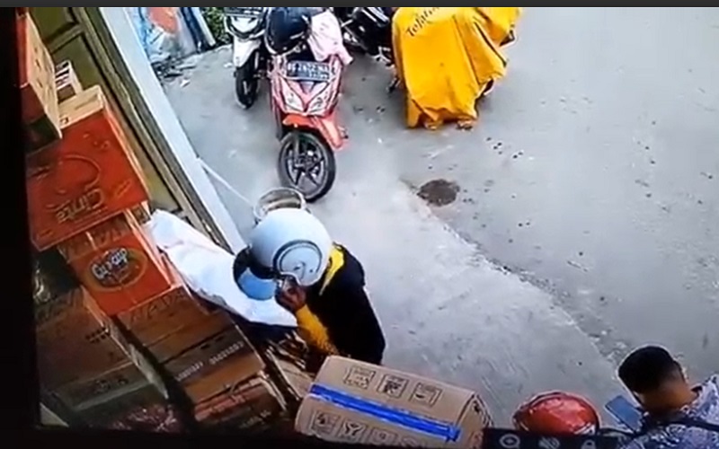 Pria di Palembang Terekam CCTV Siang Bolong Mencuri di Warung Manisan 