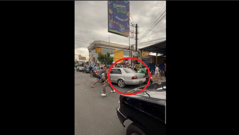 Viral Mobil Sedan Dirusak Massa usai Diteriaki Maling di Sleman Jogja