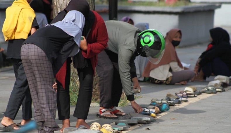Unik, Warga Bogor Rela Antre Pakai Sendal demi Dapat Takjil 