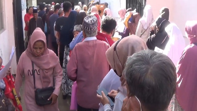 Ratusan Warga Purwakarta Antre dan Berdesakan demi BLT Sembako Rp600.000