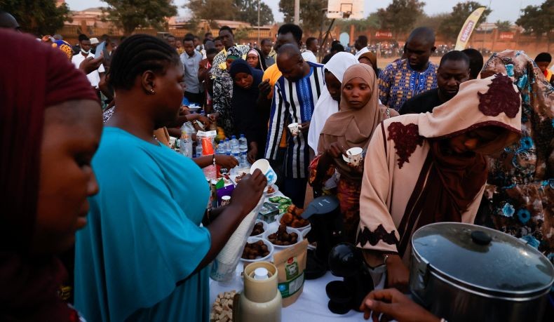 Puluhan Pemuda Muslim dan Kristen di Negara Konflik Ini Buka Puasa Bersama 