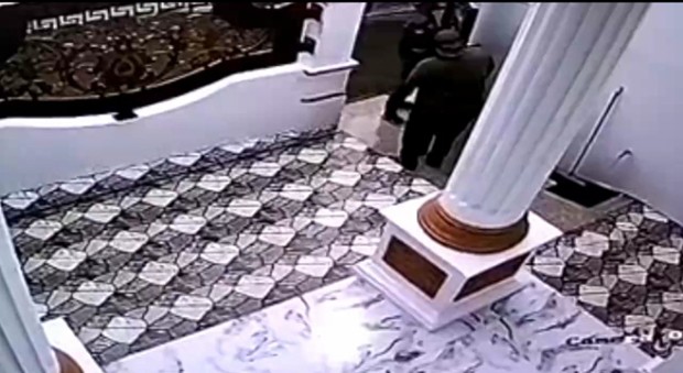 2 Pencuri Pintu Pagar Besi di Tambun Bekasi Beraksi Siang Bolong Terekam CCTV 